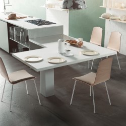 Silla con asiento totalmente tapizado.