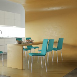 Silla de cocina Belice con asiento y respaldo tapizados.