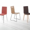 Silla de cocina con asiento y respaldo tapizados.